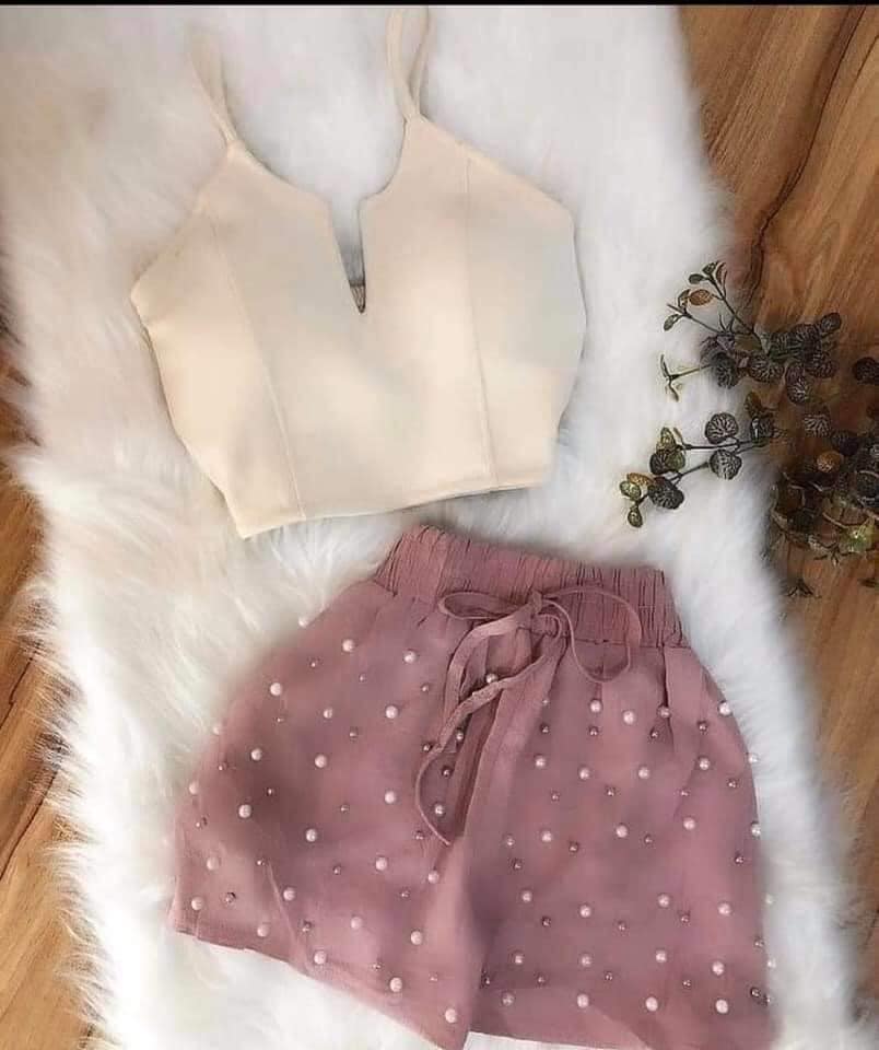 18 Shorts rosa pálido com pequenas pérolas brancas e transparentes