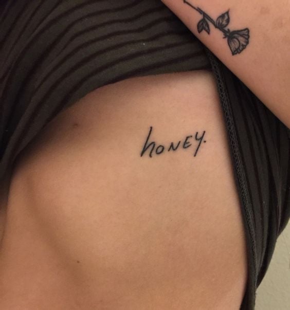 18 Tatuajes Significativos en costillas algo que te describa honey miel