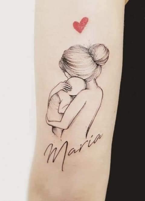 18 tatuaggi originali per madre e figli: madre che tiene in braccio il bambino con un cuoricino sopra e il nome Maria sul braccio