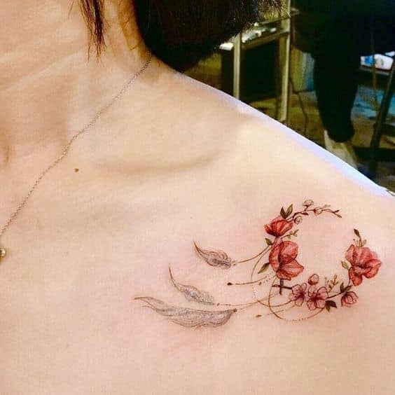 19 Ideen für süße Tattoos. Arrangement aus roten Mohnblumen in Form eines Halbmonds mit Traumfängern und Federn auf der Schulter