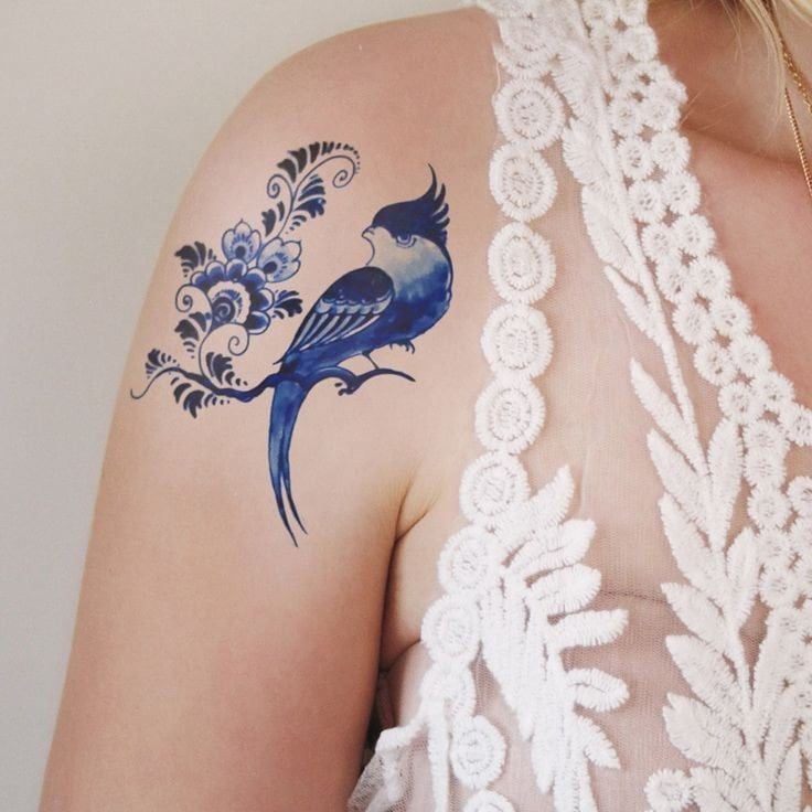 19 blaue Papageien-Tattoos auf der Schulter mit Blumen und Ornamenten