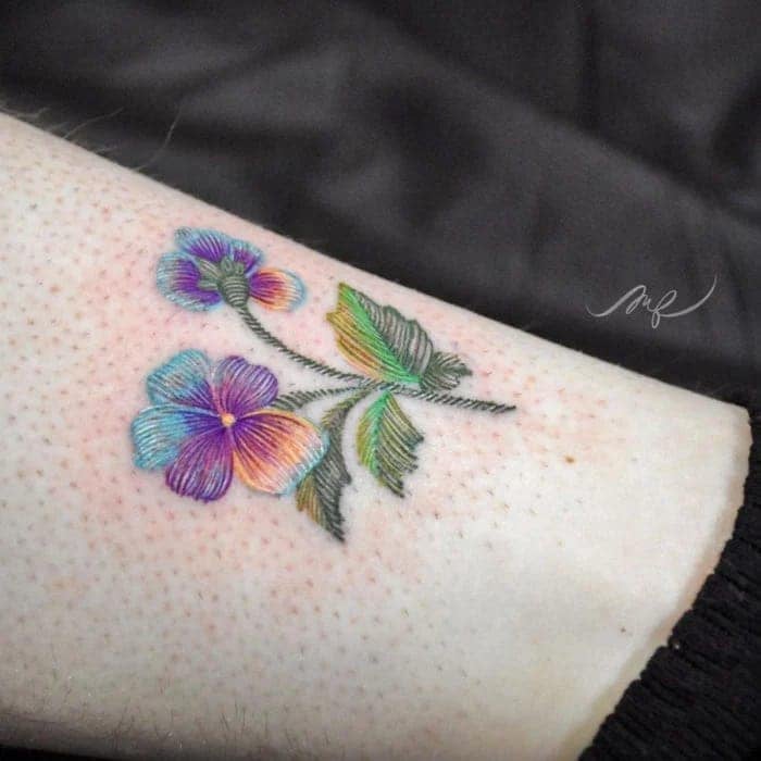 19 Stickerei-Tattoos der Künstlerin Fernanda Alvarez Art Mexico Zweig aus zwei kleinen, zarten violetten Blüten