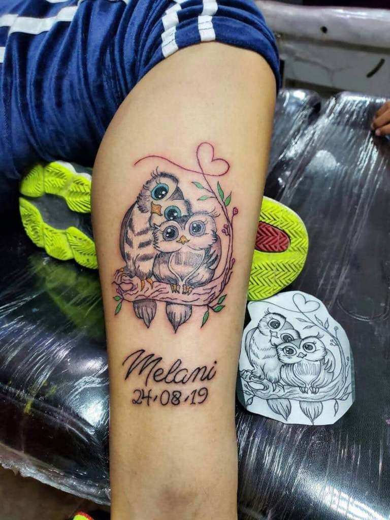 2 TOP 2 Tatuajes originales Buho Madre y HIjo sobre rama en pantorrilla con nombre Melani y Fecha corazon ternura
