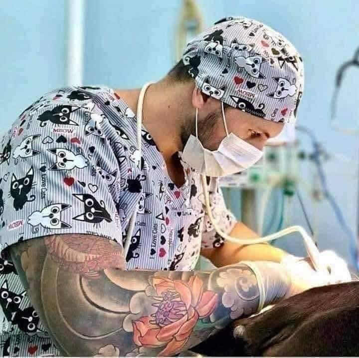 2 TOP 2 Tattoos und Berufe Arzt führt eine Operation mit einem großen Tattoo auf dem vollen Ärmel durch