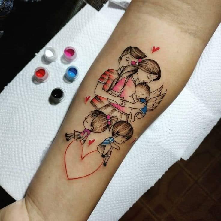 2 TOP 2 originelle Mutter-Kind-Tattoos: Vater umarmt Mutter mit einem kleinen Jungen und zwei Kindern auf einem Herz auf dem Unterarm