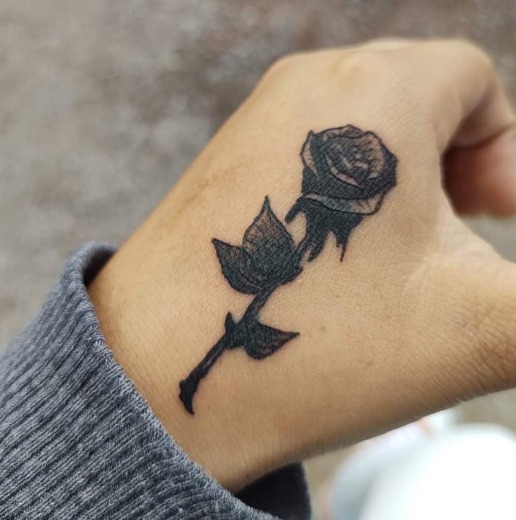 20 Tatuajes Originales Flor Negra Rosa en mano