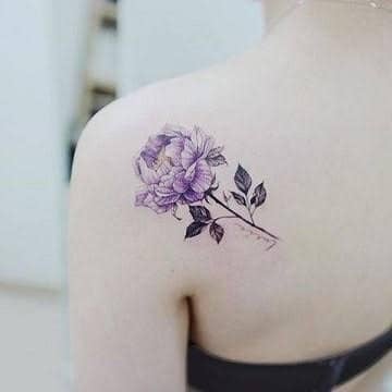 21 ideias de tatuagens grandes e fofas de flores violetas na omoplata