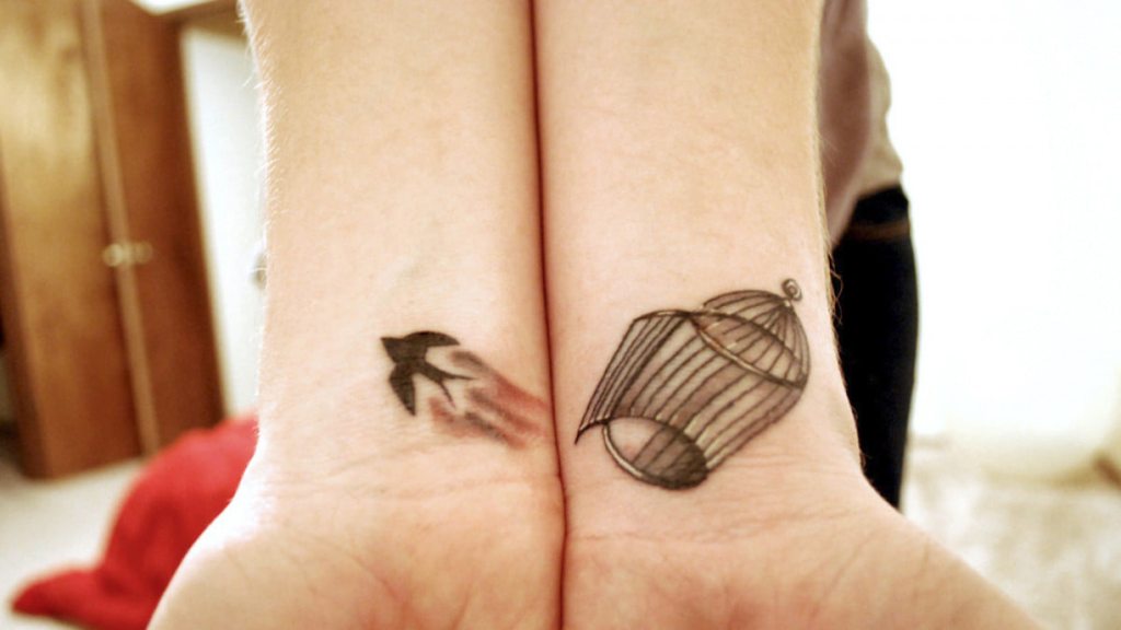 21 Tatuajes Significativos en ambas munecas una jaula y una golondrina significa dejar volar a la persona que amamos para que sea libre
