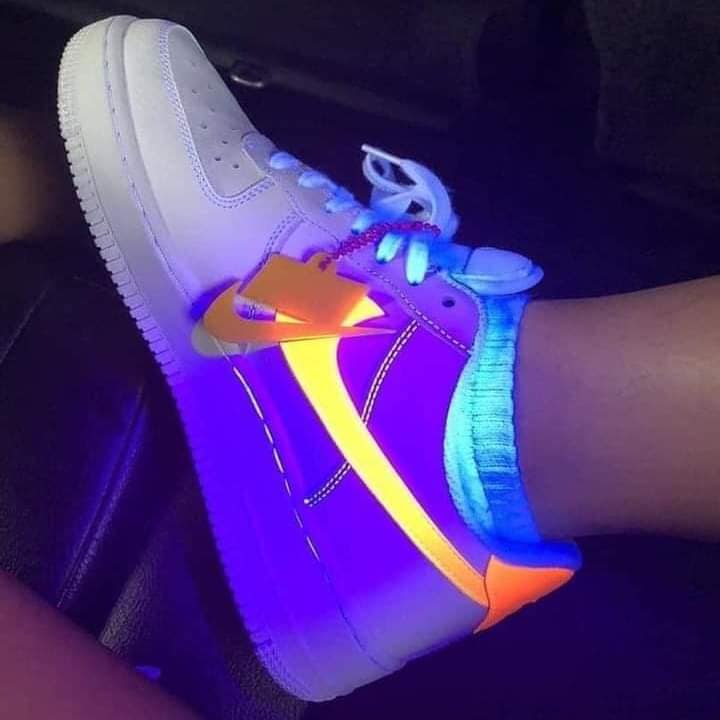 21 Chaussures de tennis Nike Air Force 1 blanches personnalisées avec logo réfléchissant orange et jaune lacets bleu clair