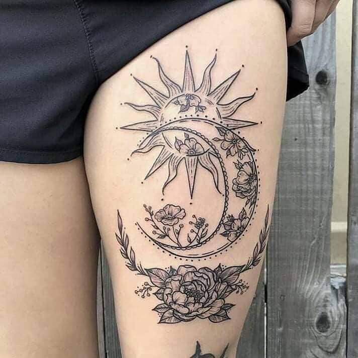 22 Tatuajes en Muslo Mujer Contorno negro de sol luna flores 1