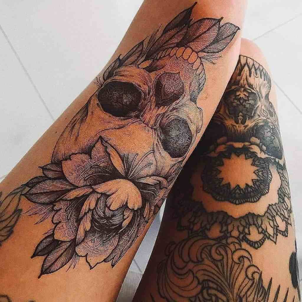 23 Tatuajes en Muslo Mujer BlackWork Calavera con Flor y mandala en el otro muslo