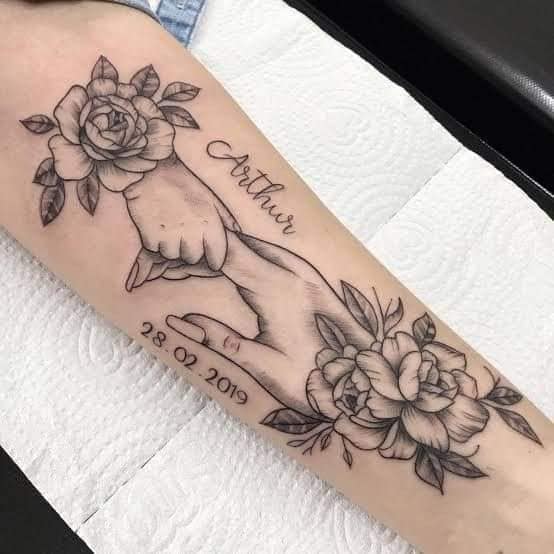 23 original mother and child tattoos son's hand holding mother's hand black flowers name Arthur and date