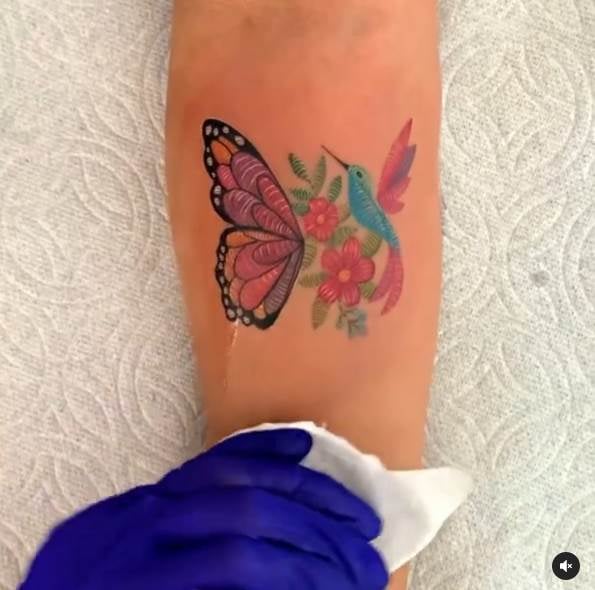 24 Tatuaggi ricamati Artista Fernanda Alvarez Art Mexico Farfalla mezzo fiore e colibrì