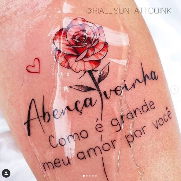 25 Rote Rose mit Herz und Aufschrift Abenca voinha How Great is the Love for you Riallison Silva Tattoo Artist