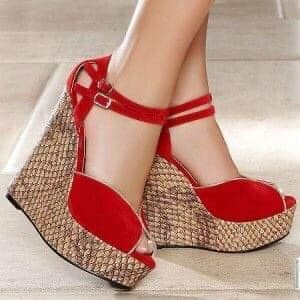 25 Sandales pour femmes rouges à plateforme haute et bout ouvert élégantes