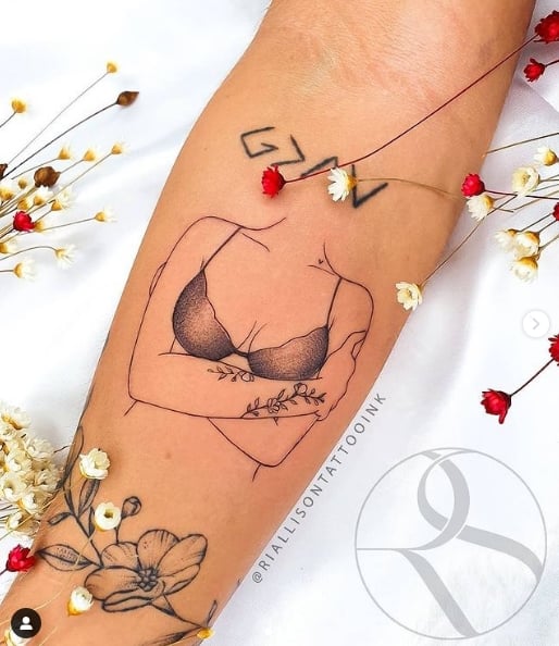 25 Tattoo-Umriss-Tattoo einer Frau mit verschränkten Armen ohne BH und tätowiert mit einer Ranke auf dem Unterarm. Riallison Silva Tätowierer
