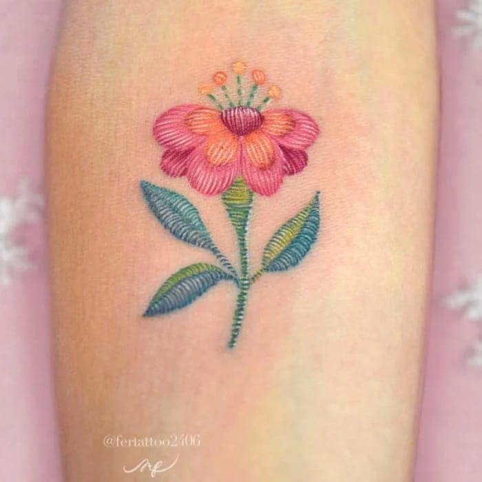25 Stickerei-Tattoos von Künstlerin Fernanda Alvarez Art Mexico. Kleine minimalistische rosa Blume mit Stempeln und grünem Stiel