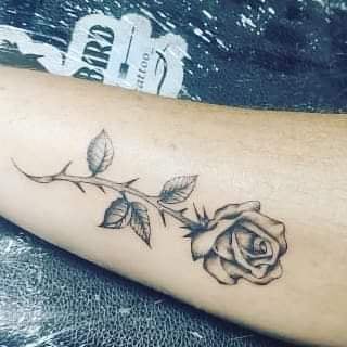 25 Tatuajes Originales simple Flor Rosa en Negro en antebrazo