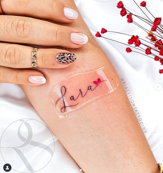 26 Nom avec une ligne fine et délicate Lara avec un petit cœur sur l'avant-bras Riallison Silva Tattoo Artist