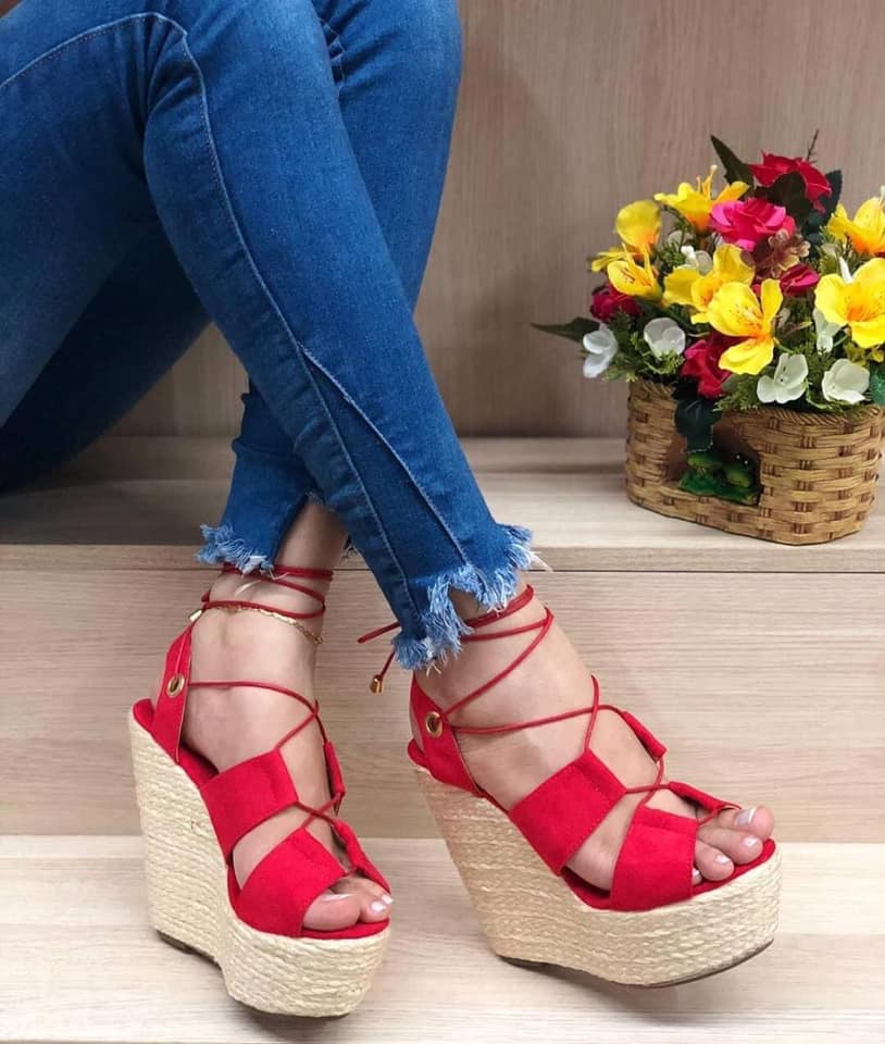 26 Red Women's Sandals with crisscrossed ribbons and high platform open toe