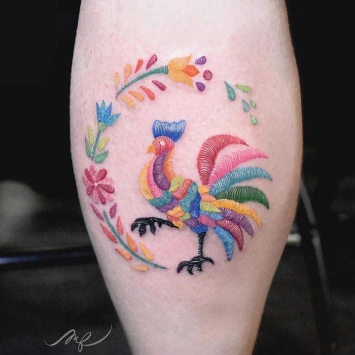 29 gestickte Tattoos der Künstlerin Fernanda Alvarez Art Mexico, farbiger Hahn und Kreis aus Blumen und Zweigen