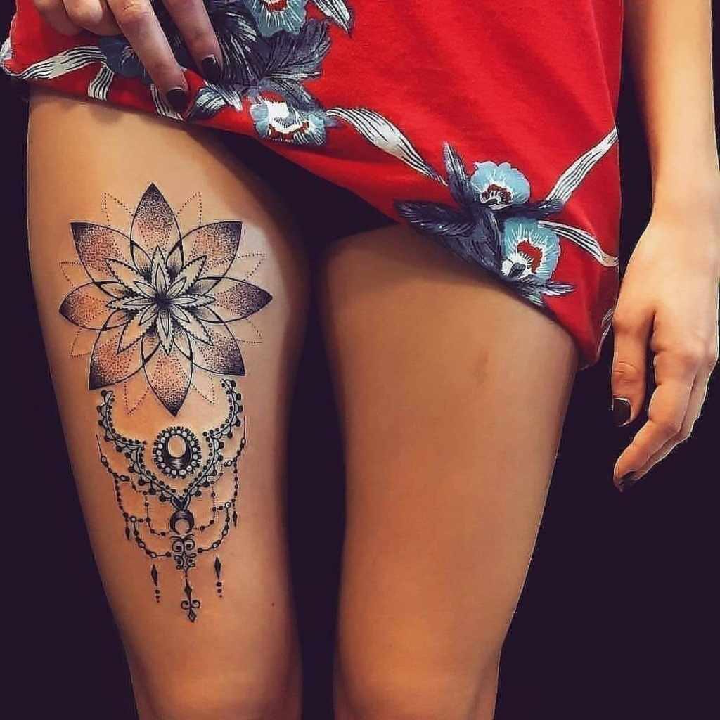 29 tatouages sur la cuisse femme fleur de lotus symétrique avec ornements indiens 1024x1024 1