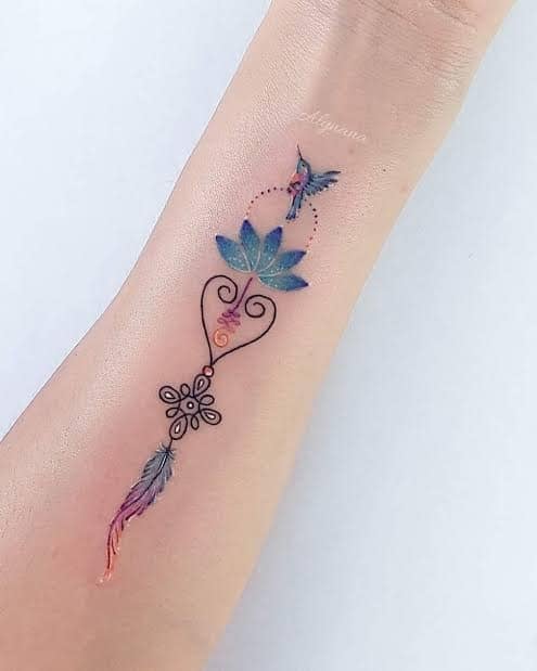 3 TOP 3 süße Tattoo-Ideen auf dem Unterarm Hellblaue Lotusblume mit Kolibri, orangefarbenem Unalome-Herz und Feder