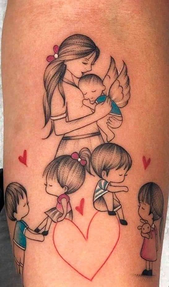 3 TOP 3 originelle Mutter-Kind-Tattoos Mutter hält einen Engel und vier Kinder über einem Herzen