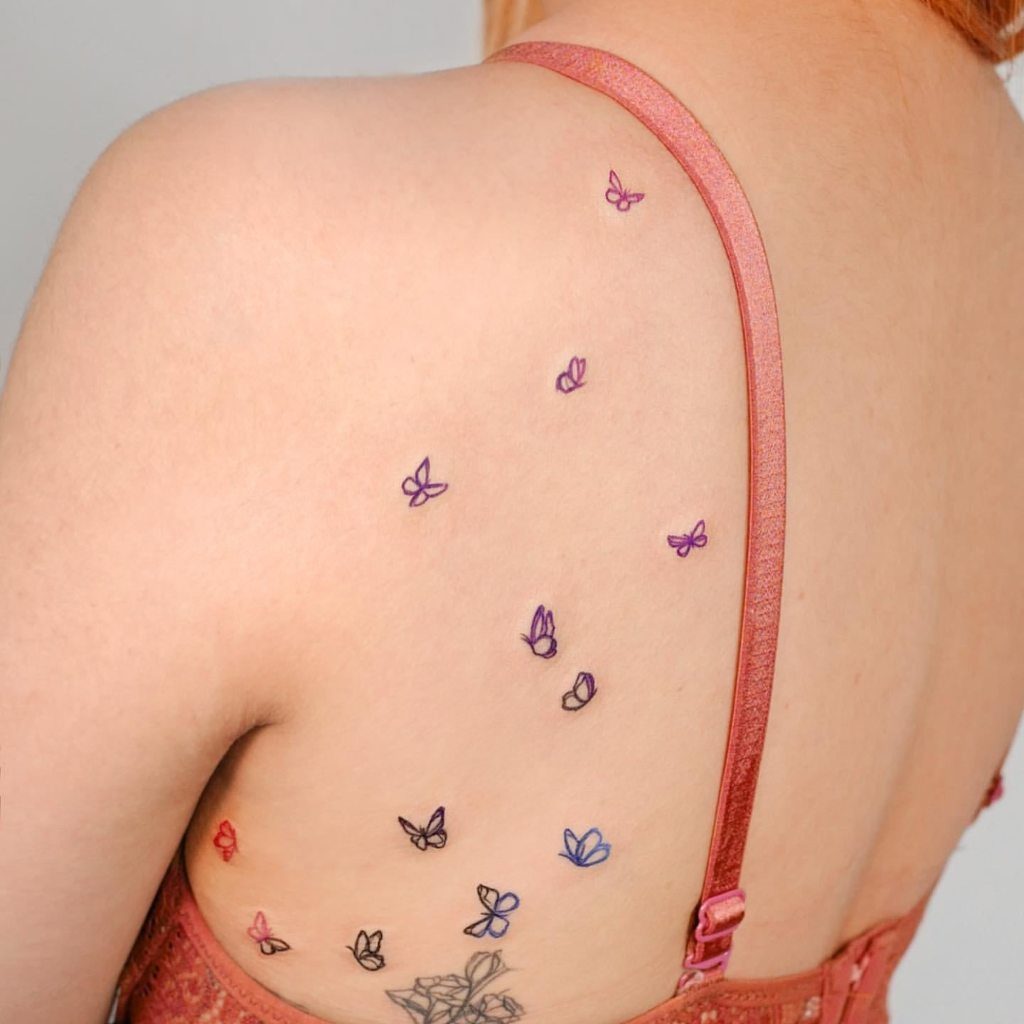 4 TOP 4 Viele kleine violett-blaue und rote Schmetterlinge auf dem Rücken und dem Schulterblatt. Studie von Sol Pauline Seoul