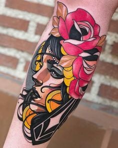 4 TOP 4 NeoTraditionelles Tattoo eines Frauengesichts mit großen intensiv rosa Blumen auf dem Kopf am Unterarm