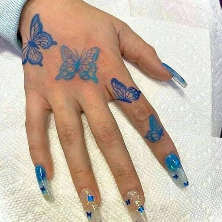 4 TOP 4 blaue Schmetterlings-Tattoos in verschiedenen Größen entlang des Zeigefingers und auf dem Handrücken, dazu einige passende kleine blaue Schmetterlinge