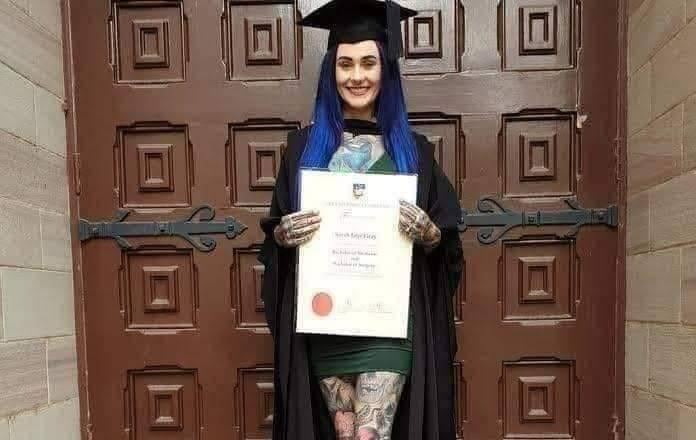 4 TOP 4 Tatuaggi e professioni donna che mostra il suo diploma