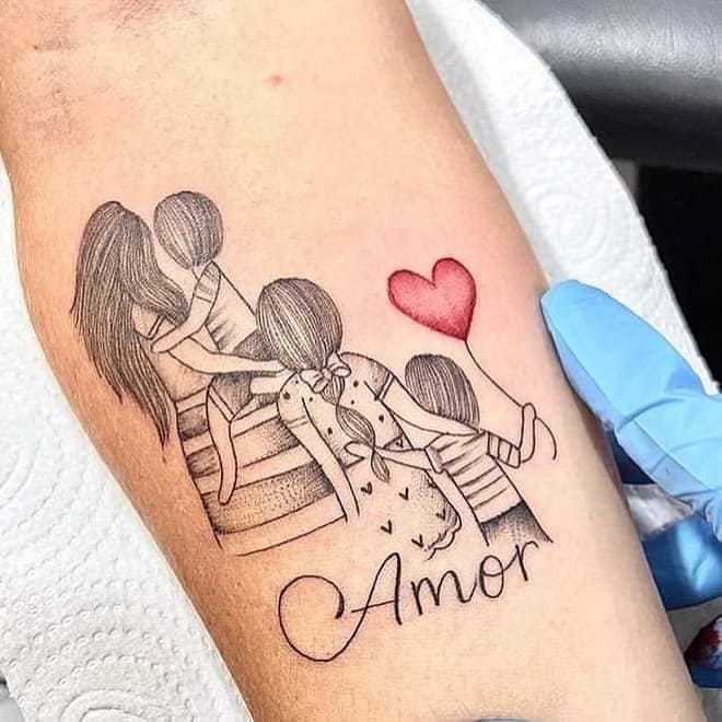 4 TOP 4 der originellen Mutter- und Kinder-Tattoos auf dem Unterarm. Mutter mit drei Kindern, Luftballon in Form eines roten Herzens, Wort „Liebe“ auf dem Unterarm