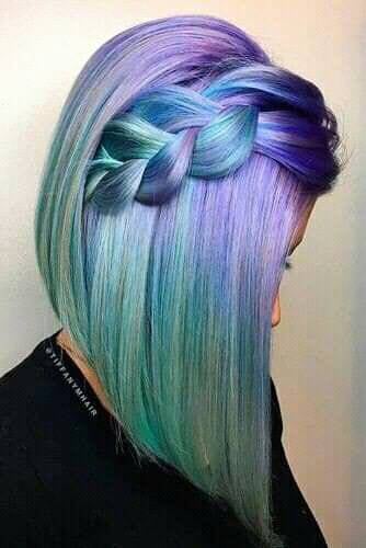 405 Haare in verschiedenen Farben, gebügelter Bob mit Zopf in den Farben Blau und Hellblau