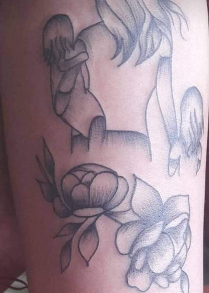 46 Tatuajes Originales Madre con hija en brazos y otra caminando flores