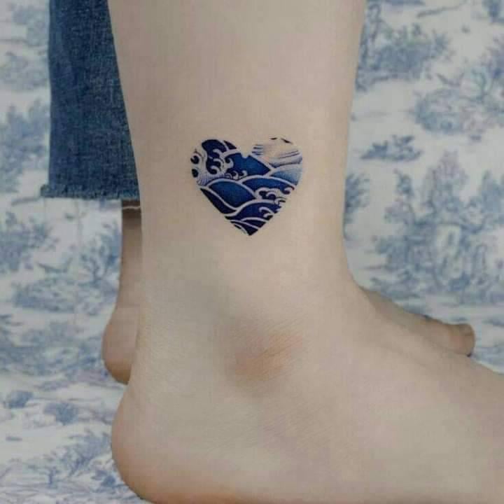 5 TOP 5 Tatuajes Azules Corazon que representa el oceano bravo en pantorrilla