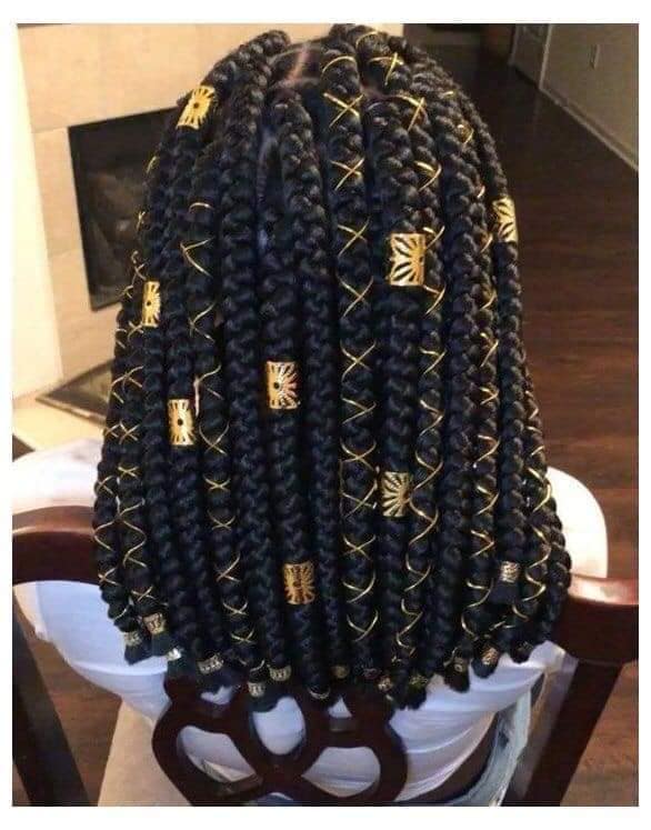5 coiffures de tresses africaines pour cheveux courts avec des anneaux de manchette dorés