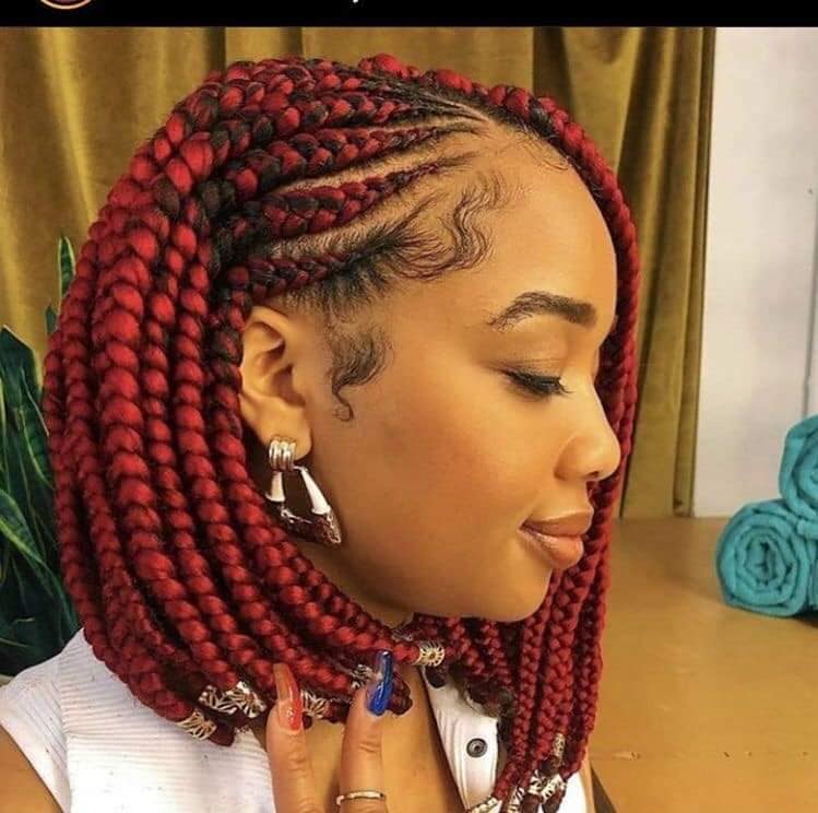 5 trenzas africanas peinados para cabello corto rojo apagado con morocho adornos plateados en las puntas