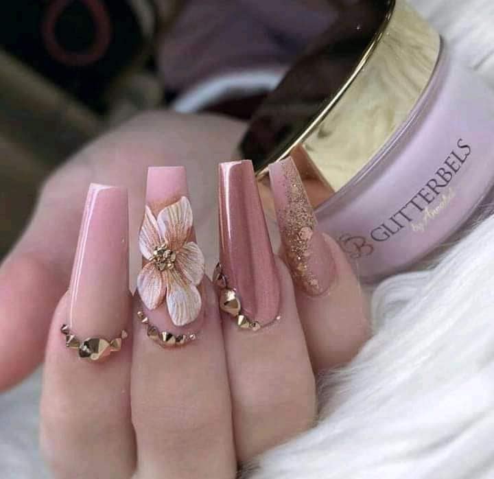 513 Outfit Rosa Unas rosas con pedreria Dorada y flor incrustada en relieve blanca con glitter dorado