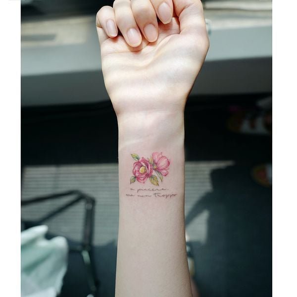 56 Tatuagens no pulso duas flores rosa simples com inscrição