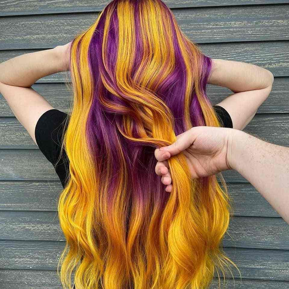 6 Cabelos coloridos Cabelo longo com cor de base amarelo laranja e violeta com presilhas
