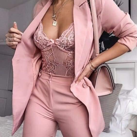 6 Blusa de renda rosa claro com calça e bleiser combinando
