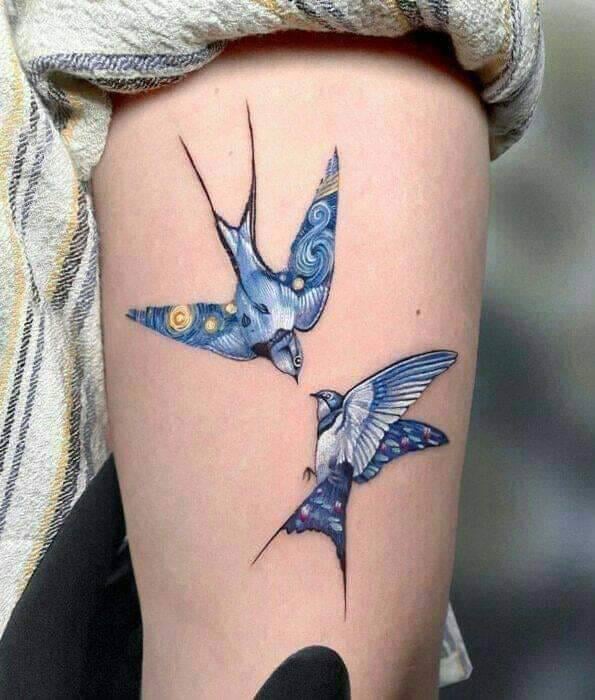 6 tatuaggi blu Rondini in volo che si guardano l'un l'altro con la trama dell'opera di van Gogh La notte stellata
