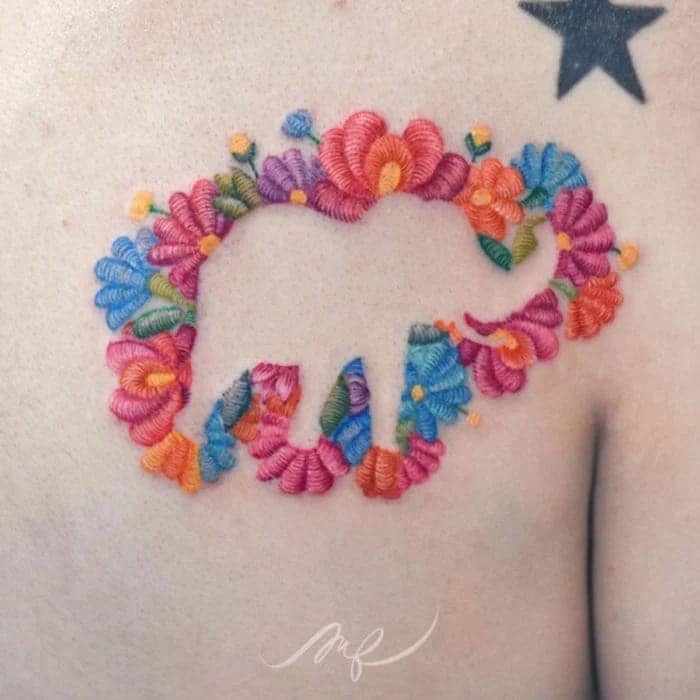 6 gestickte Tattoos der Künstlerin Fernanda Alvarez Art Mexico, abstrakte Form in einer Blumengruppe