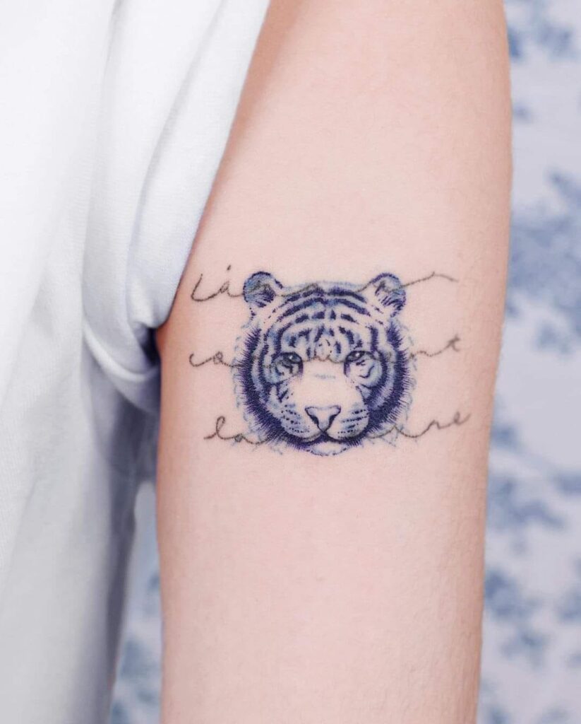 62 tatuaggi con faccia di tigre con inchiostro blu sul braccio