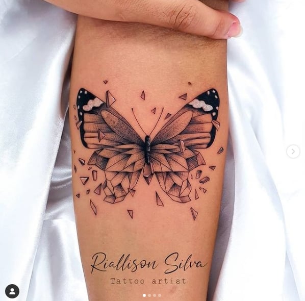 7 Farfalla fatta di piccoli triangoli e pezzi come vetro che cadono in nero sull'avambraccio Riallison Silva Tattoo Artist
