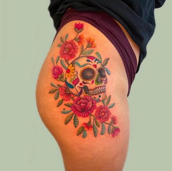 7 gestickte Tattoos der Künstlerin Fernanda Alvarez Art Mexico auf dem Oberschenkel Calavera Catrina und großen mehrfarbigen Blumen