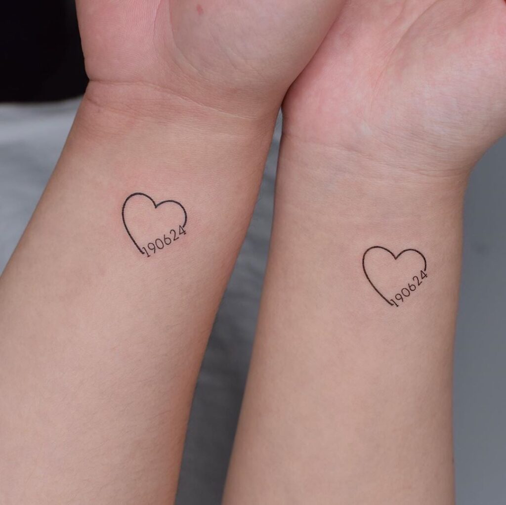 7 Tatuajes Significativos dos corazones con una fecha de la persona que amamos puede ser un hijo en muneca