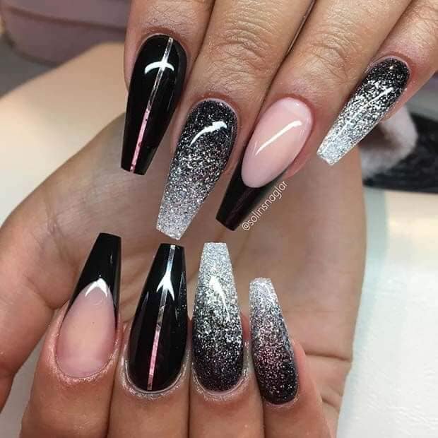 7 Ongles Acryliques Noirs Base Argent Glitter Rose
