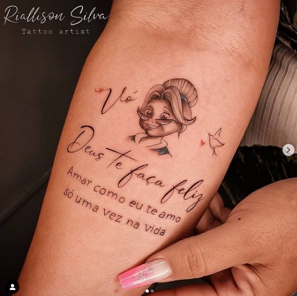 8 Grand-mère sur l'avant-bras avec oiseau et inscription Deus Te Faca happy God make you happy Riallison Silva Tattoo Artist
